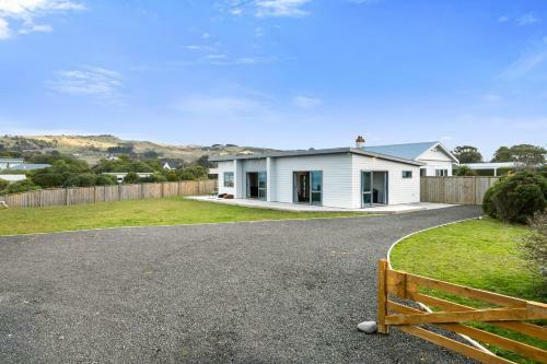 Karitane Beach Retreat - Karitane Holiday Home