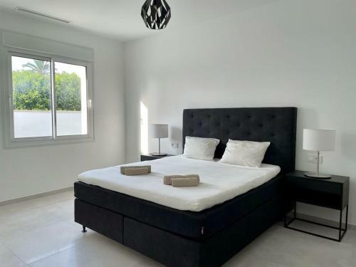 Luxury Seaside Villa With Private Pool In Cabo Roig