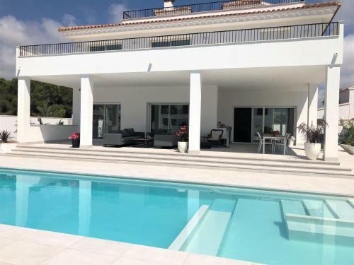 Luxury Seaside Villa With Private Pool In Cabo Roig