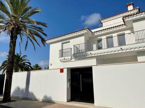 Luxury Seaside Villa With Private Pool In Cabo Roig