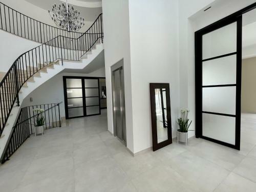 Luxury Seaside Villa With Private Pool In Cabo Roig