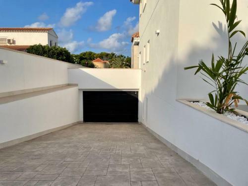 Luxury Seaside Villa With Private Pool In Cabo Roig