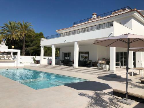 Luxury Seaside Villa With Private Pool In Cabo Roig