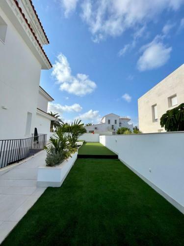 Luxury Seaside Villa With Private Pool In Cabo Roig