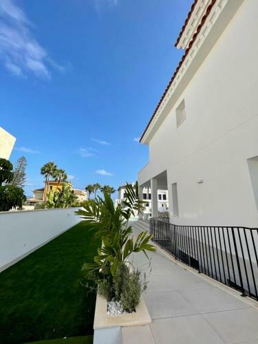 Luxury Seaside Villa With Private Pool In Cabo Roig