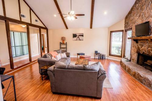 Kid + Pet-friendly Charming Home W/ Contactless Entry