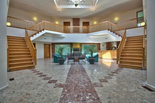 Villa Backing Onto Niagara Escarpment Low Rates For Great Place!!
