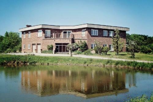Villa Backing Onto Niagara Escarpment Low Rates For Great Place!!
