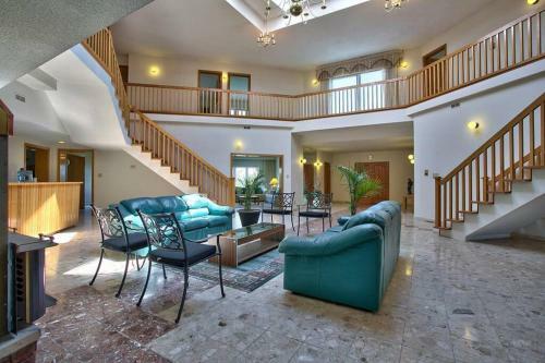 Villa Backing Onto Niagara Escarpment Low Rates For Great Place!!