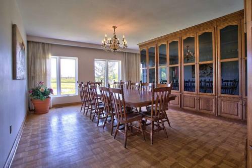 Villa Backing Onto Niagara Escarpment Low Rates For Great Place!!
