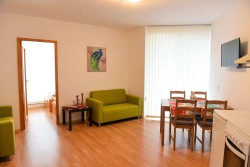 Two Bedroom Apartment In Front Of Gondola