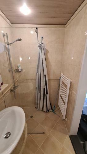 Top Modern Refurbished Apartment, Minutes From Gondola