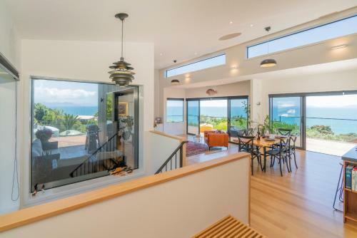Hosts On The Coast ?taahua.