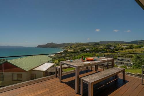 Hosts On The Coast ?taahua.