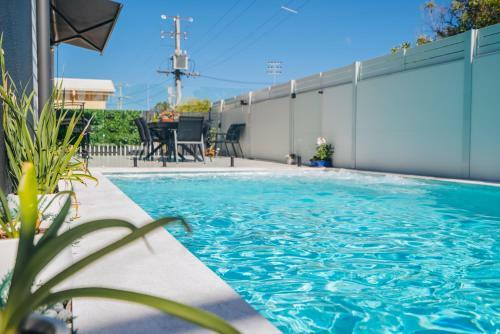Check It Out! Stunning Luxury Pool Retreat W/ Wine