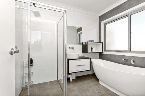 Modern 4-bed House With Jacuzzi 15 Min From Cbd