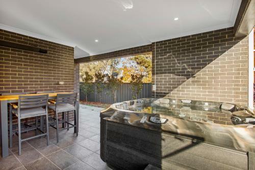 Modern 4-bed House With Jacuzzi 15 Min From Cbd