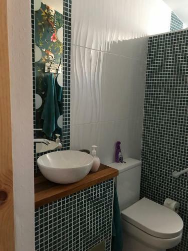The Garden Apartment With A Private Garden & Shared Pool