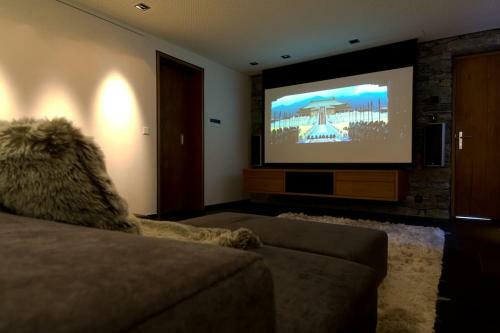 Artsy Luxurious Ski-in-out-chalet
