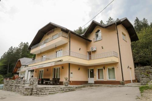 Apartments Crvena Jabuka 1