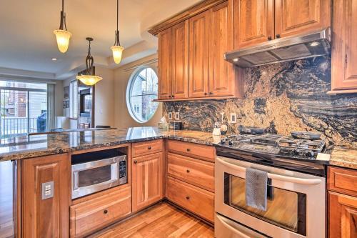 Sleek Escape With Balcony Less Than 1 Mi To 5th Avenue!