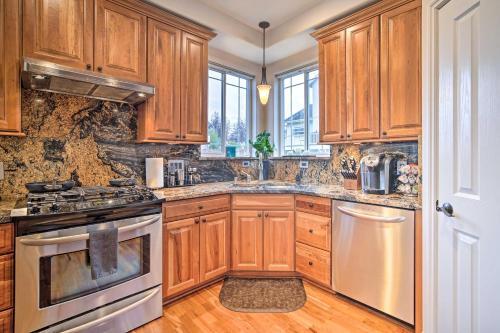 Sleek Escape With Balcony Less Than 1 Mi To 5th Avenue!