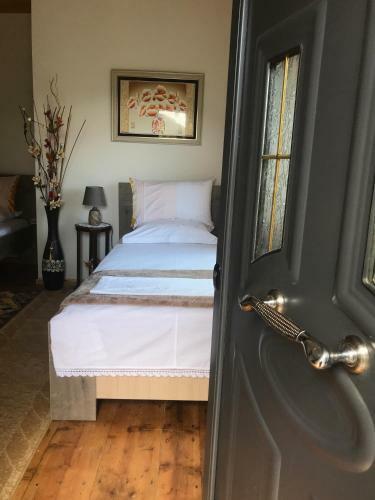 Hostal The Mosaic House - Shtepia Me Mozaik