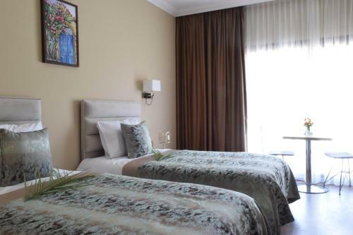 Hostal Golden Palms Guest House & Cafe