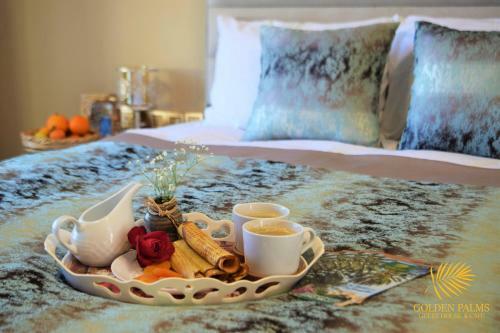Hostal Golden Palms Guest House & Cafe