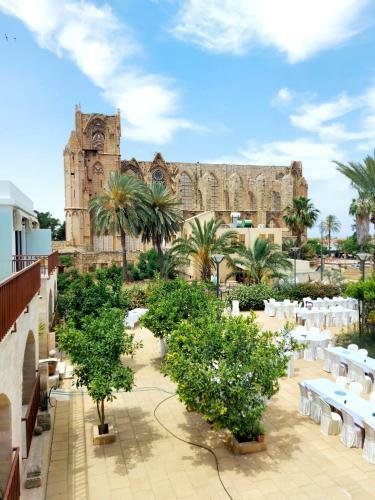 Hostal Golden Palms Guest House & Cafe