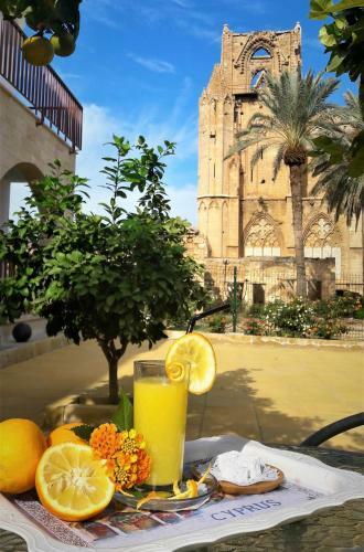 Hostal Golden Palms Guest House & Cafe