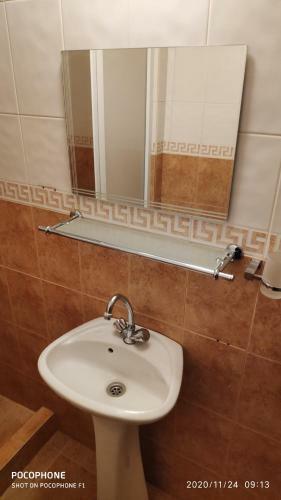 Unique Location Apartment With Parking