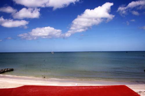 Cute Refurbished Beachfront House, Private Paradise For A Couple