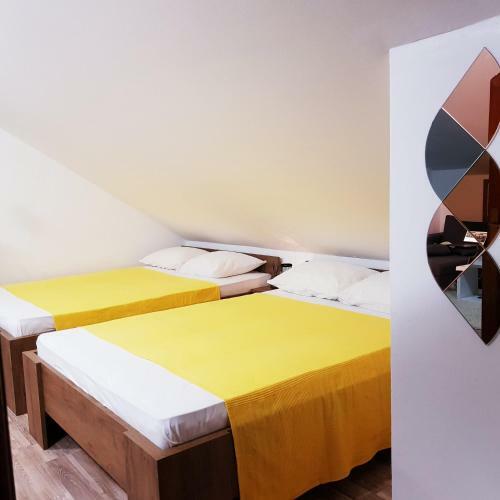 Central Studio Apartment With Parking, Balcony & Garden