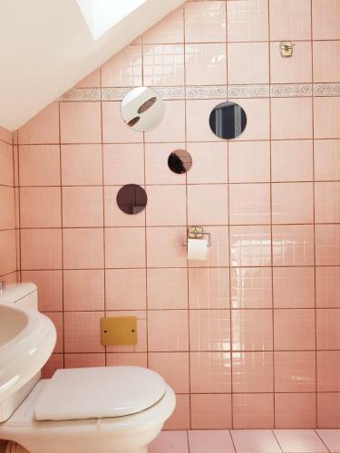 Central Studio Apartment With Parking, Balcony & Garden