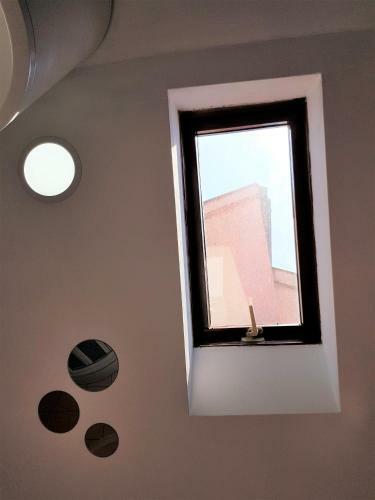 Central Studio Apartment With Parking, Balcony & Garden
