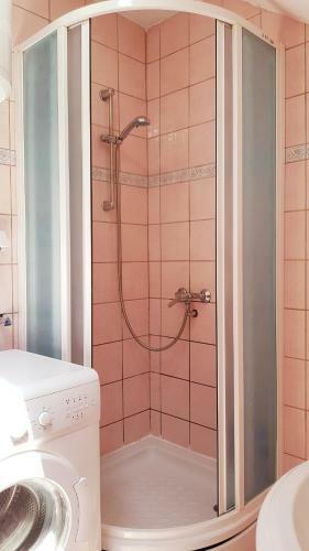Central Studio Apartment With Parking, Balcony & Garden
