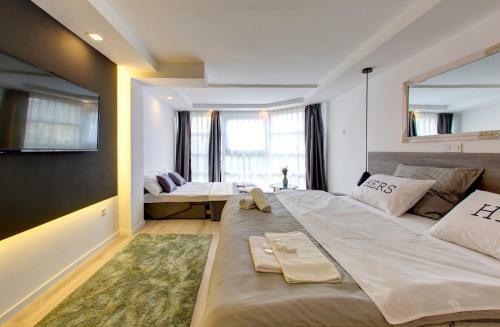 Emerald Apartment