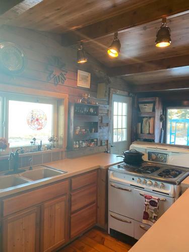 Cozy Cabin With Amazing Ocean Views