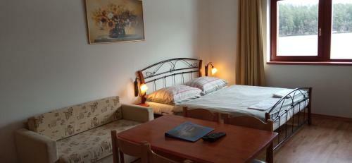 Hostal Penzion Ratm�r�k A Vin�rna U Raka