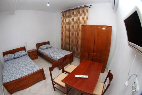 Hostal Isufi Guest Houses
