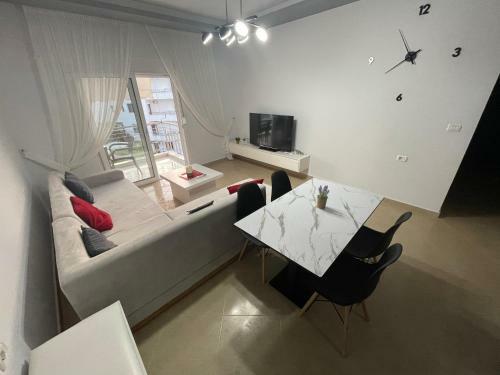 Cozy And Spacious Apartment With Sea View