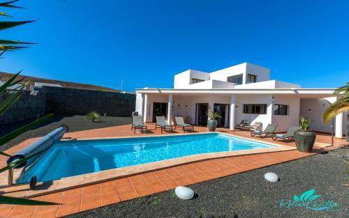 Remarkable 3-bed Villa In Playa Blanca
