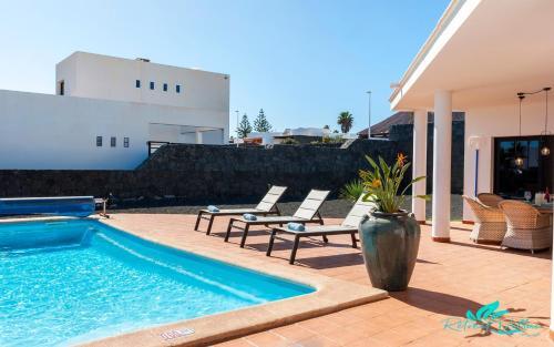 Remarkable 3-bed Villa In Playa Blanca