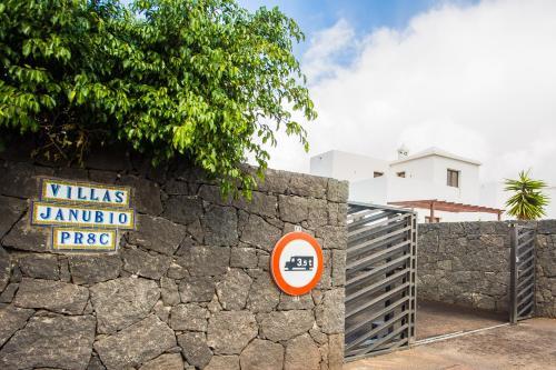 Impeccable 2-bed Villa In Playa Blanca
