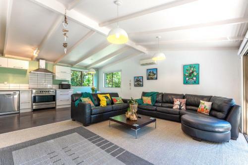 Treetops - Forest Retreat- Near Onetangi Beach