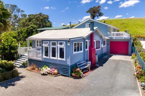 Large Renovated Opononi Beach House