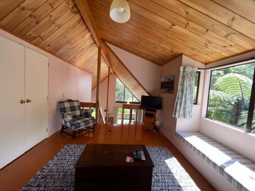 Tui's Grove - Onemana Holiday Home
