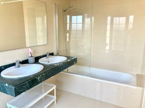Luxury 4-bedroom Villa With Heated Pool + Sea View