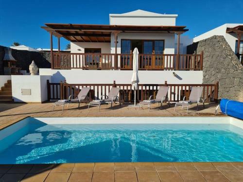 Luxury 4-bedroom Villa With Heated Pool + Sea View